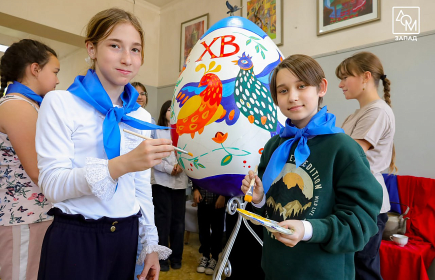  В Евпатории впервые прошла детская патриотическая арт-акция «Синий платочек Победы»